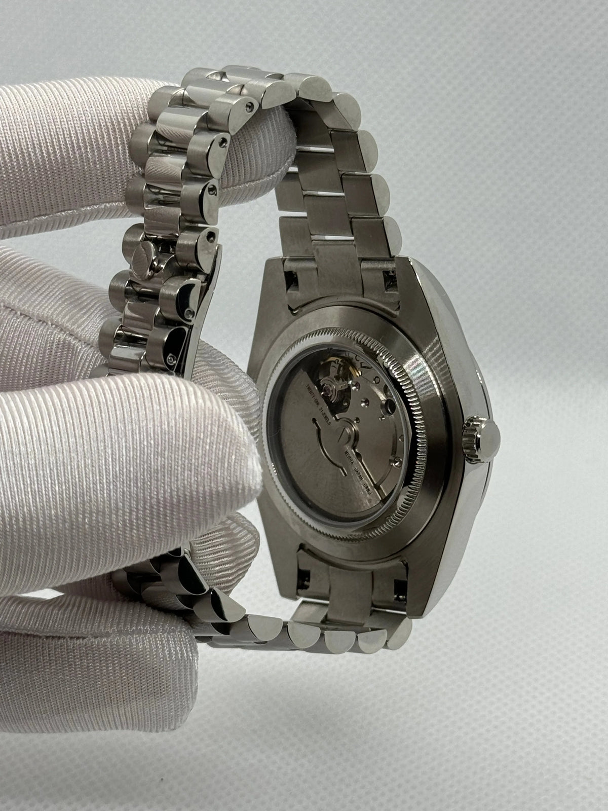 Fond de boîte transparent, mouvement automatique Miyota 8285 visible