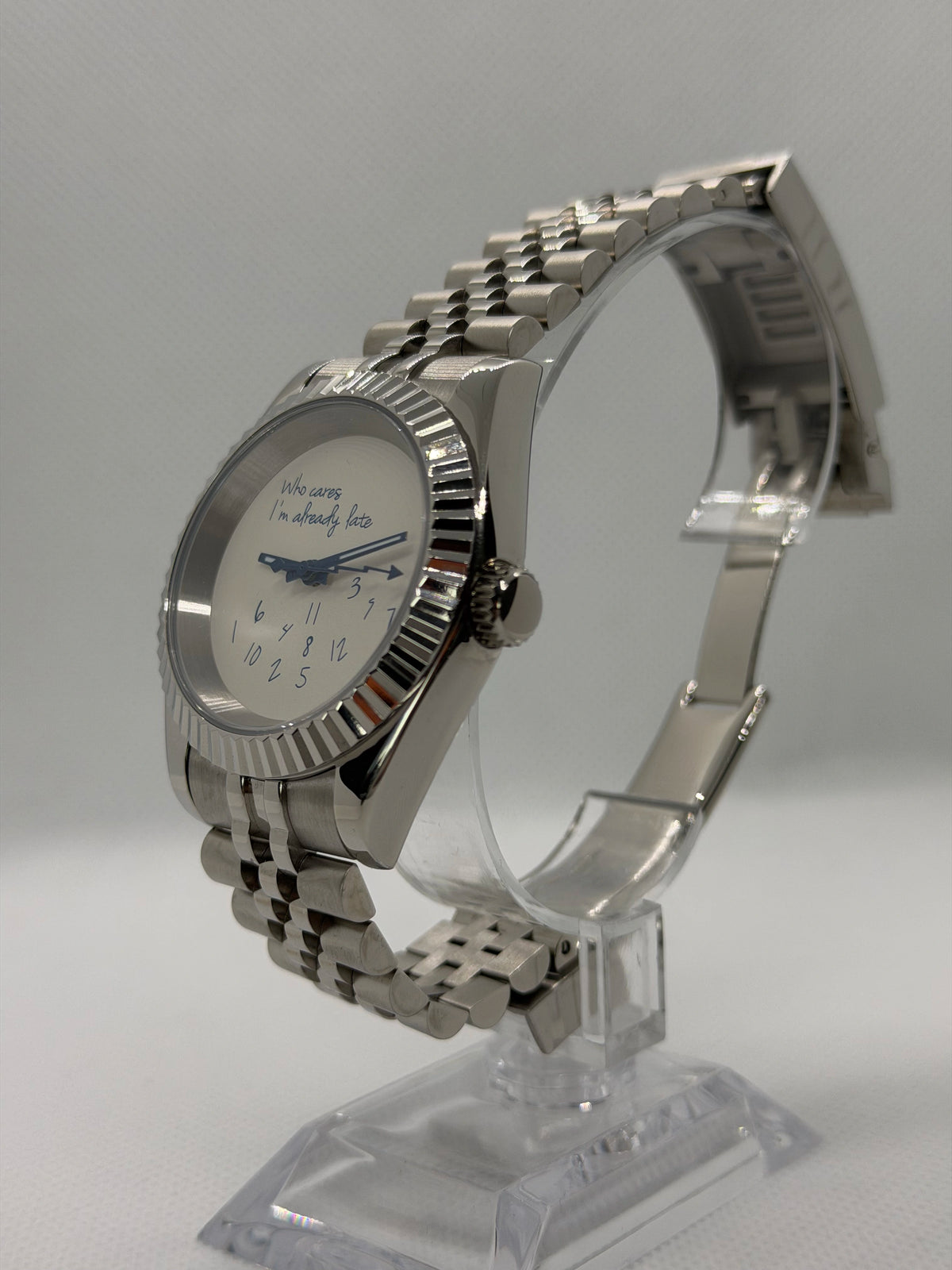 Montre mod SEIKOJUST Who Cares de profil, boîtier acier et bracelet jubilee