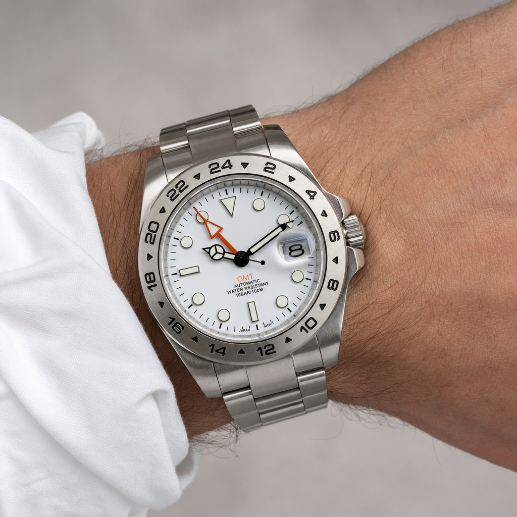 Montre Seiko mod SEIKO GMT White portĂ©e au poignet â Time2Seiko
