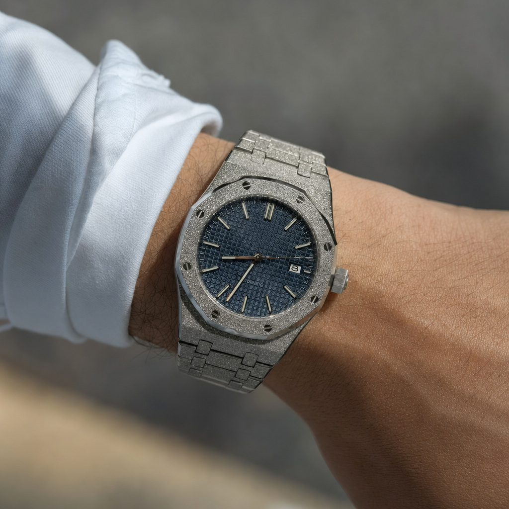 Montre Seiko mod SEIKOAK brillante bleue portée au poignet — Time2Seiko