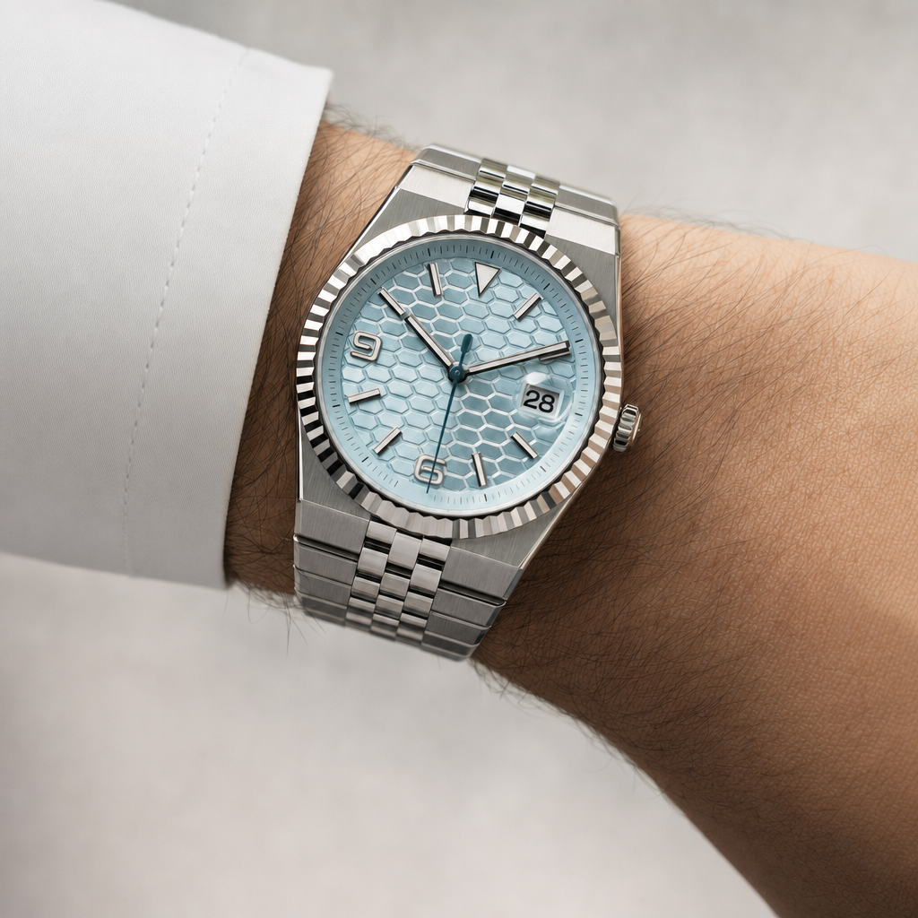 Montre Seiko mod SEIKODWELLER bleu glacier portĂ©e au poignet â Time2Seiko