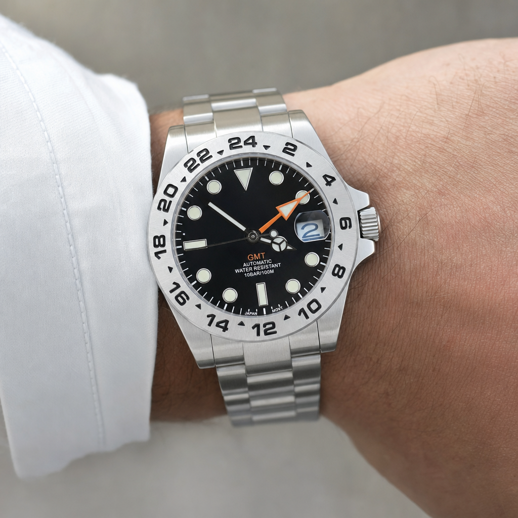 Montre Seiko mod SEIKO GMT noire portĂ©e au poignet â Time2Seiko