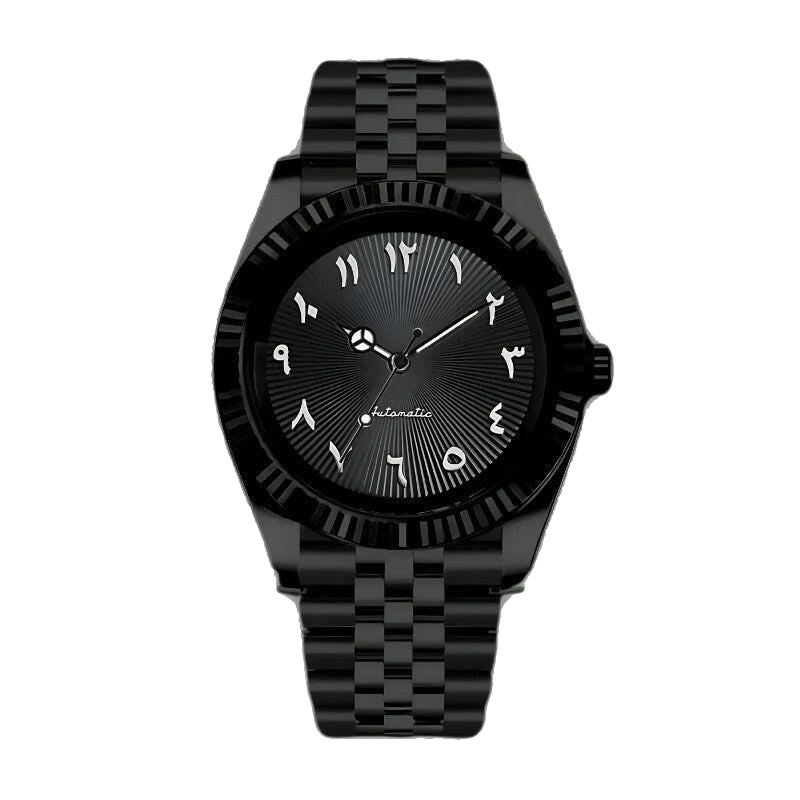 Montre Seiko mod SEIKOJUST full black arabic, sur fond blanc — Time2Seiko