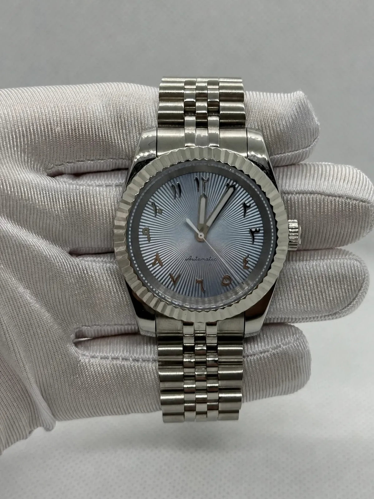 Montre Seiko mod SEIKOJUST jubilee Arabic blue, vue de face — Time2Seiko