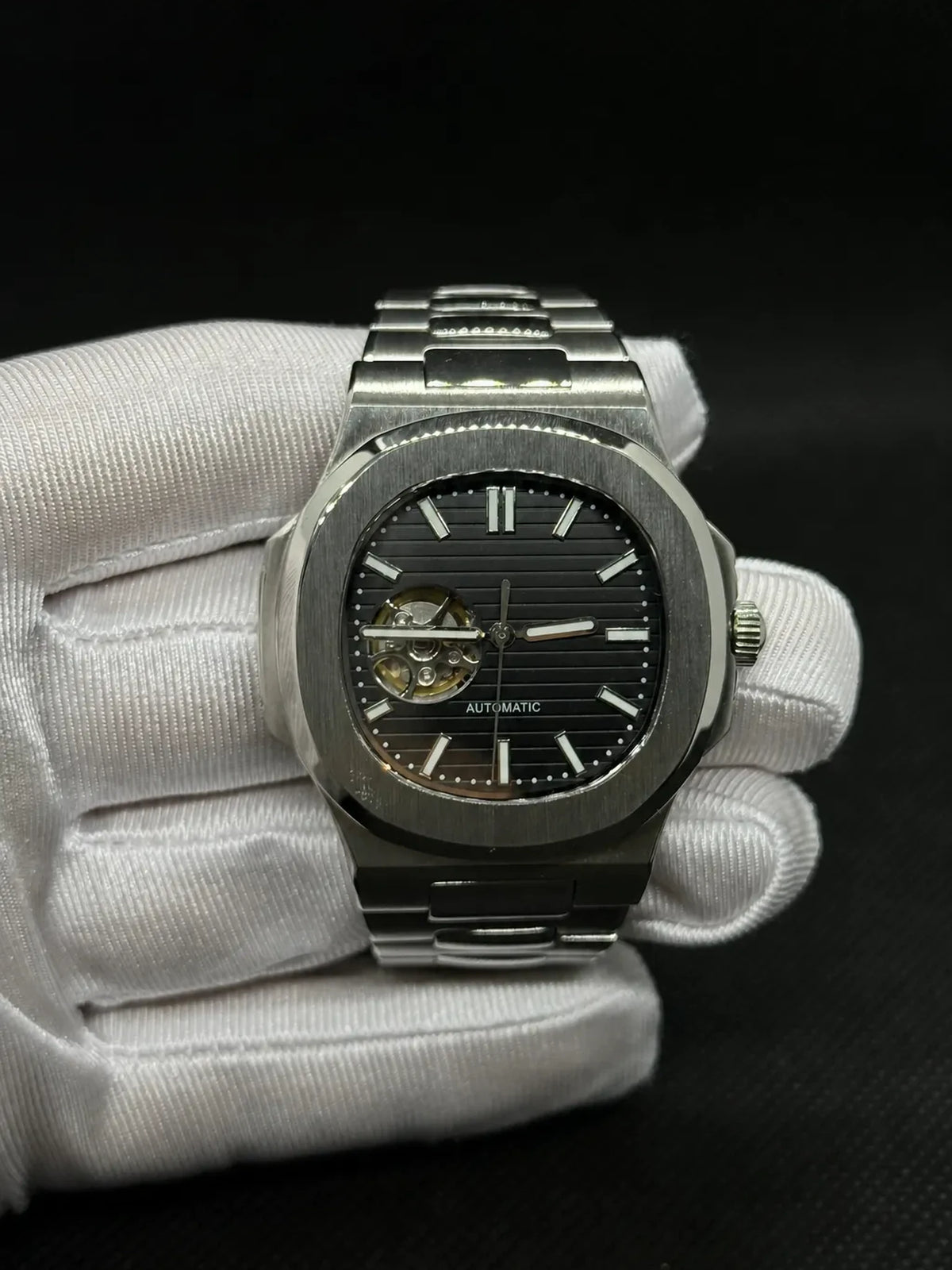 Montre Seiko mod SEIKOLUS coeur ouvert noir, vue de face — Time2Seiko