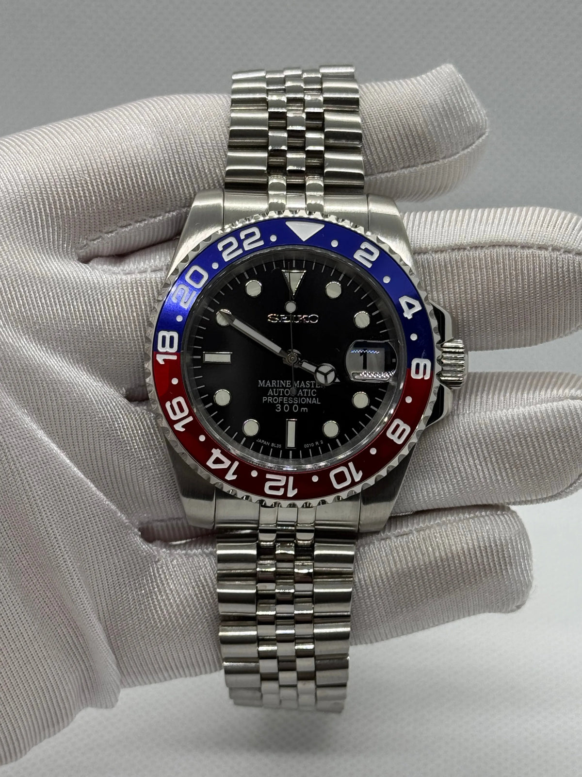 Seiko mod pepsi SEIKOMARINER avec lunette bicolore bleu et rouge, assemblée en France par Time2Seiko