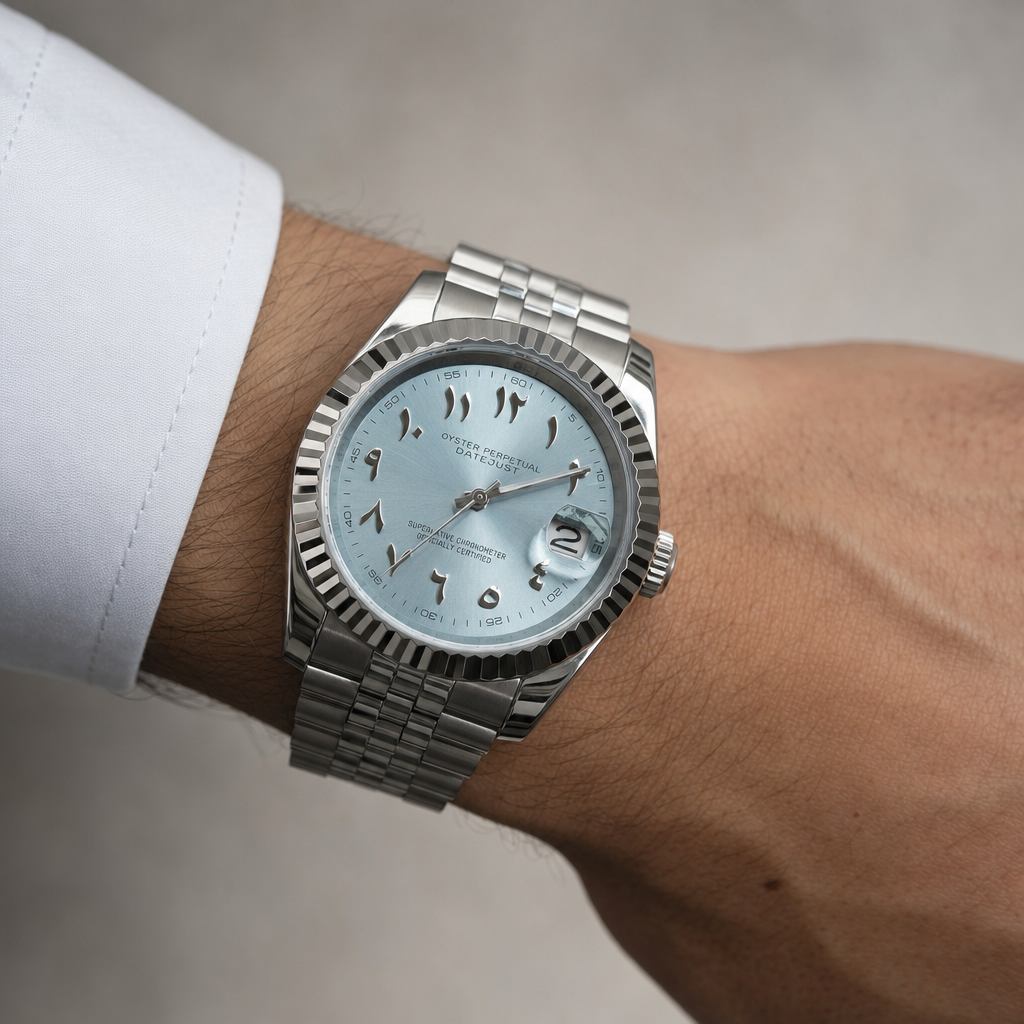 Seiko Mod Datejust SEIKOJUST Arabic Ice Blue portée au poignet, lunette cannelée et bracelet jubilé