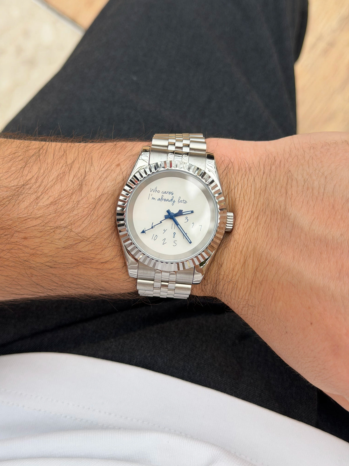 Montre mod SEIKOJUST Who Cares portée au poignet, bracelet jubilee acier