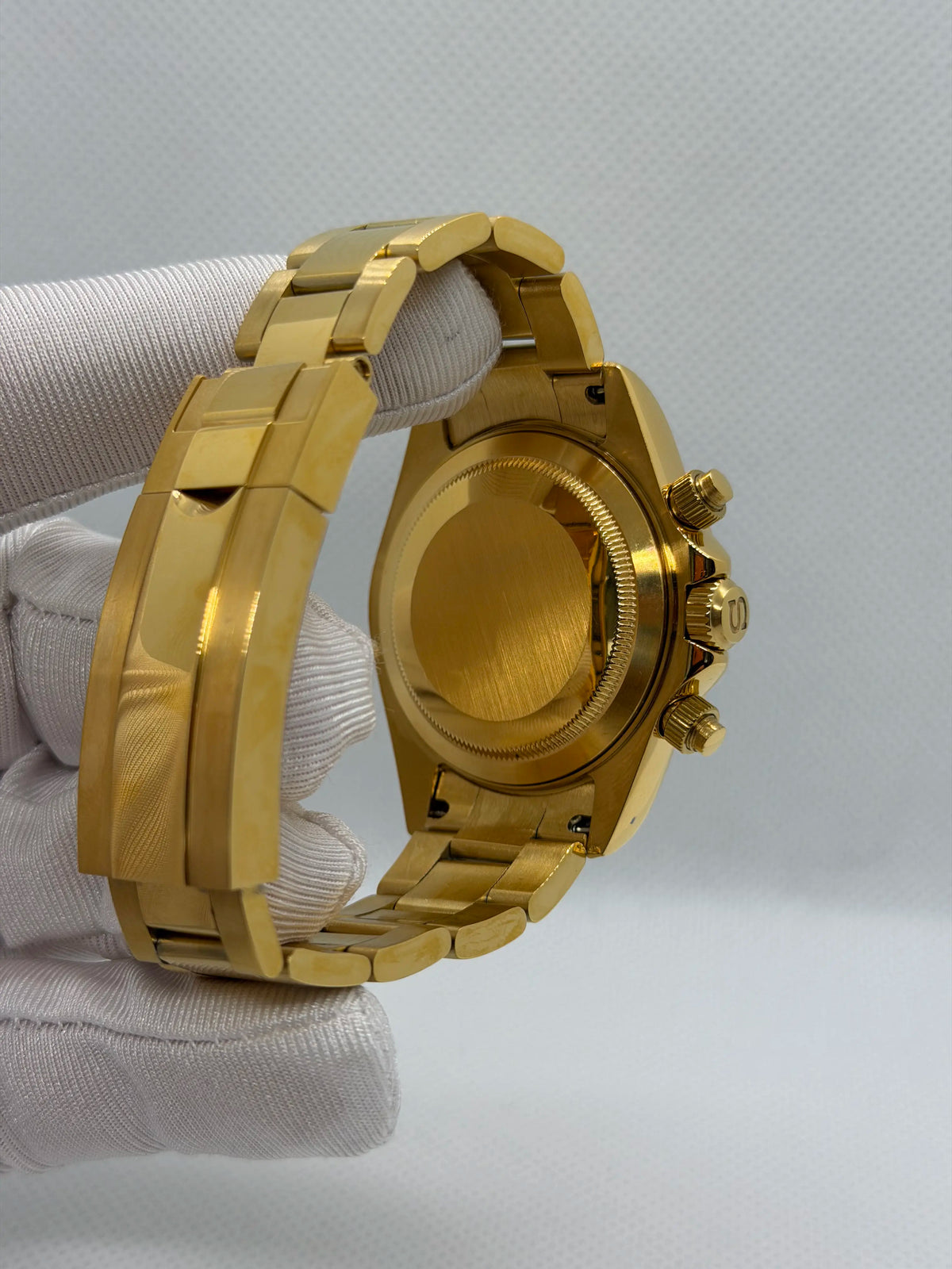 Montre mod SEIKONA Rubis vert dorée vue de profil, boîtier et bracelet dorés