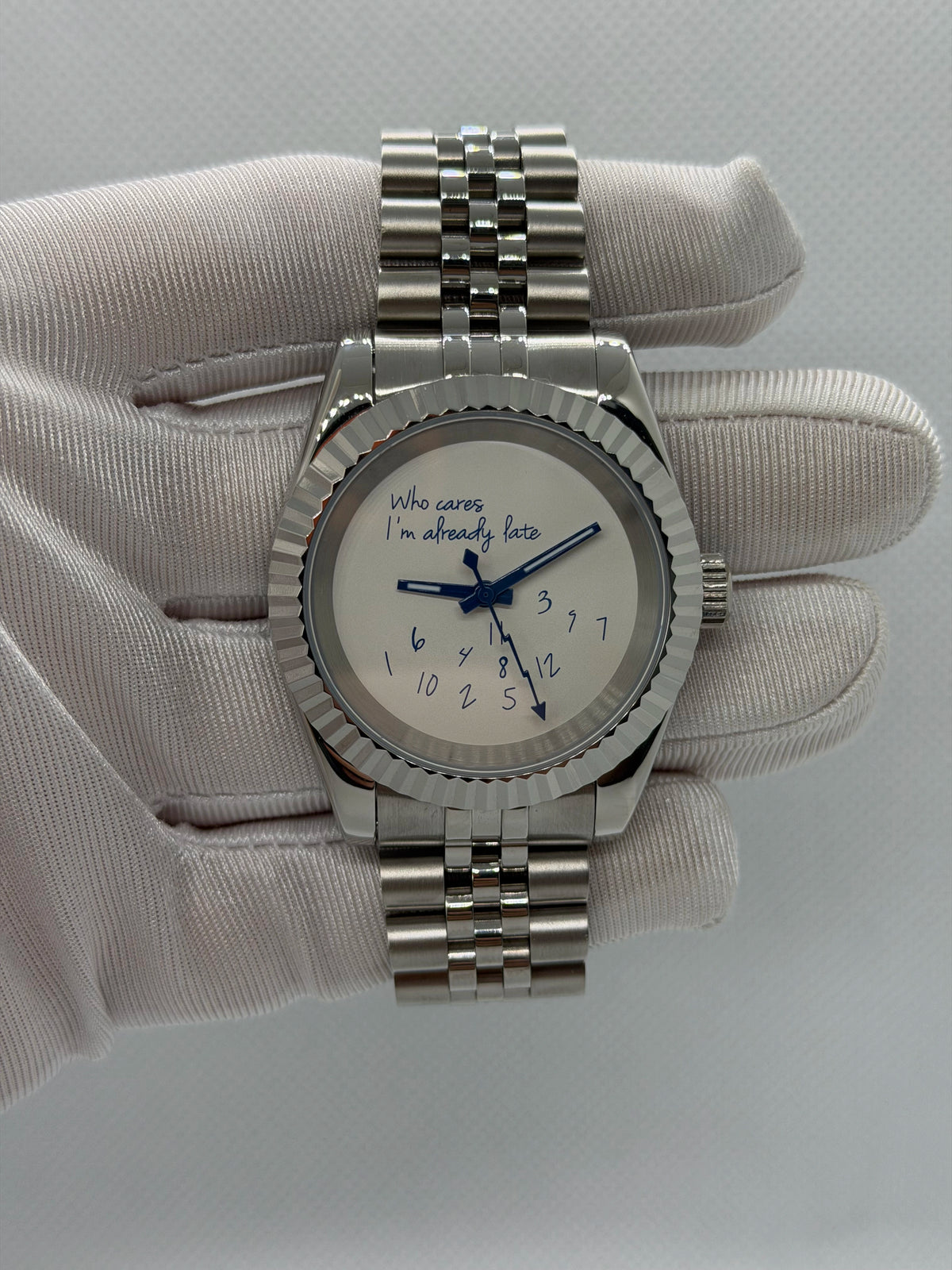 Montre mod SEIKOJUST Who Cares cadran blanc chiffres bleus, bracelet jubilee acier