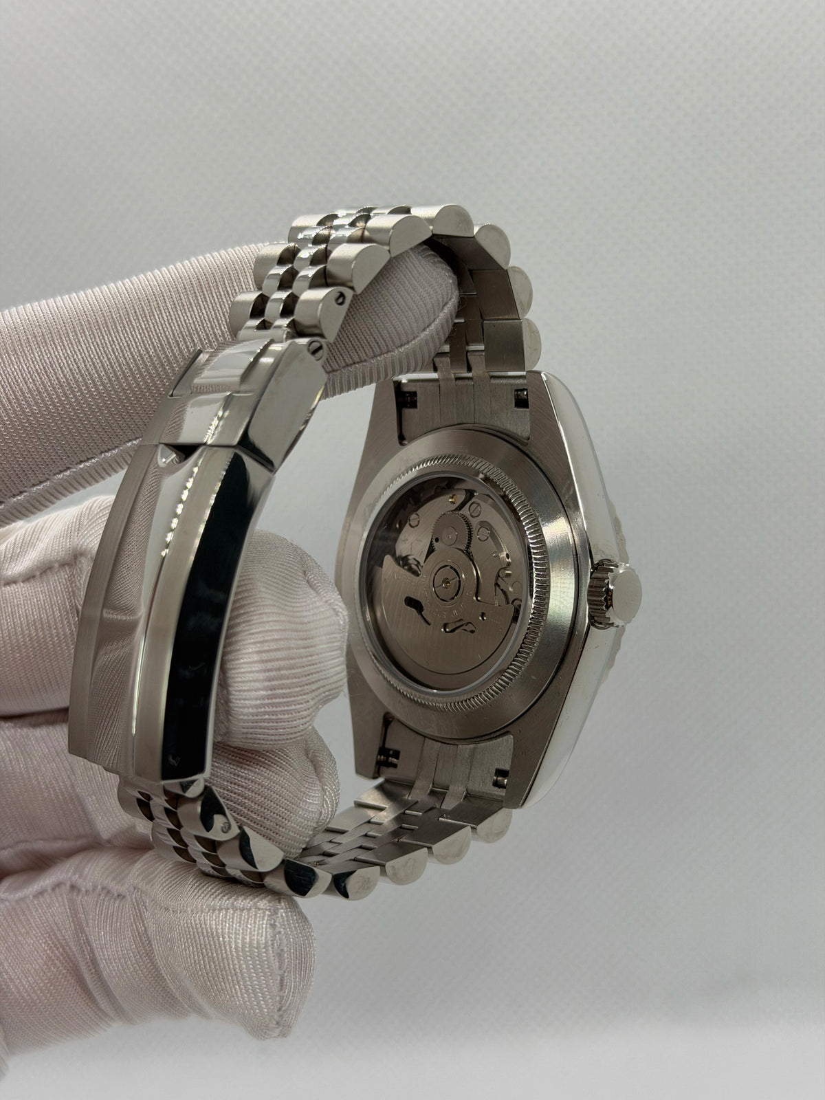 Montre mod SEIKOJUST Who Cares vue de dos, mouvement automatique visible