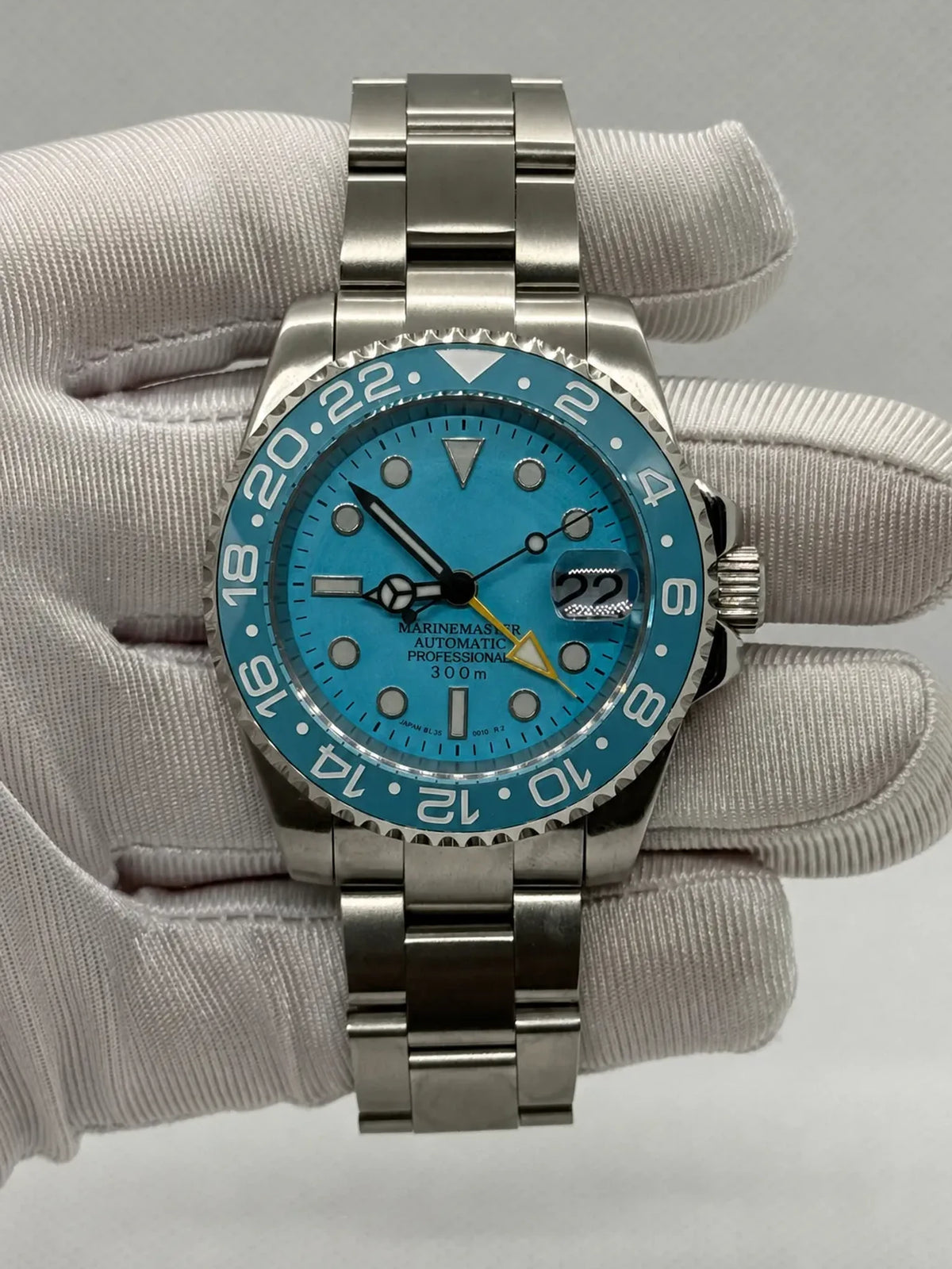 Montre Seiko mod SEIKO GMT blue, vue de face — Time2Seiko