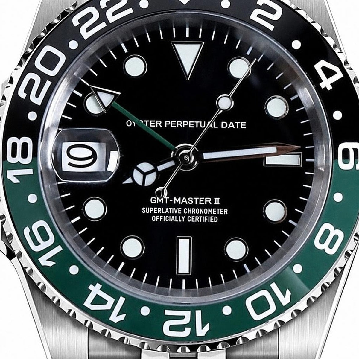 Montre Seiko mod SEIKO GMT sprite, gros plan sur le cadran — Time2Seiko