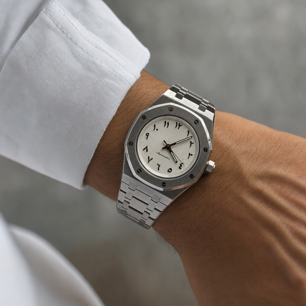 Montre Seiko mod SEIKOAK Arabic white portée au poignet — Time2Seiko