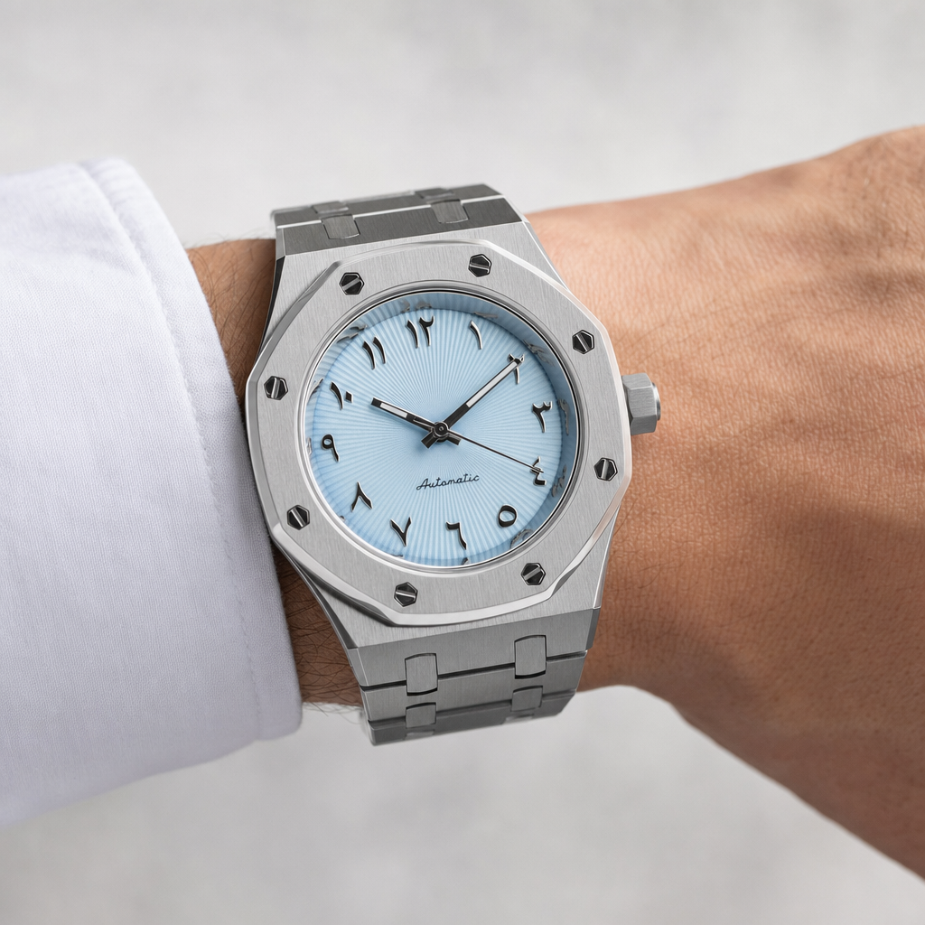 Montre Seiko mod SEIKOAK bleu glacier arabic portée au poignet — Time2Seiko