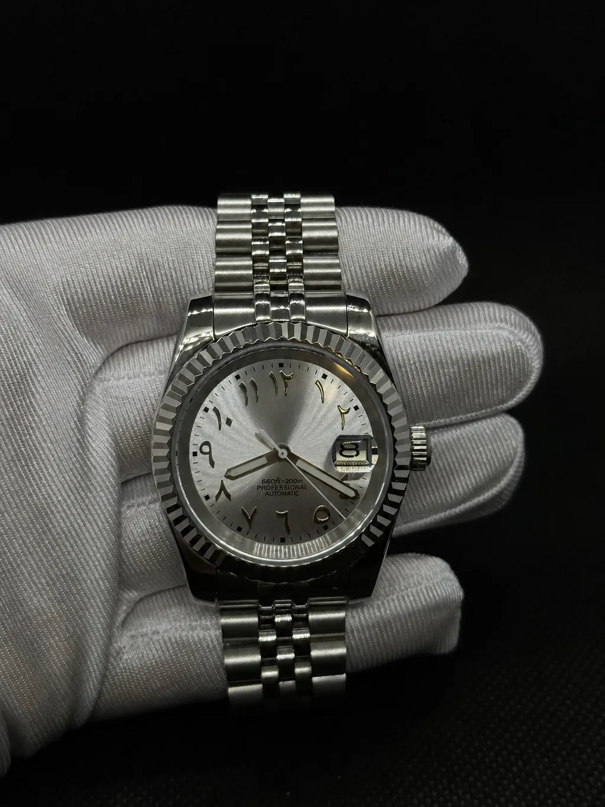 Montre Seiko mod SEIKOJUST Arabic silver, vue de face — Time2Seiko