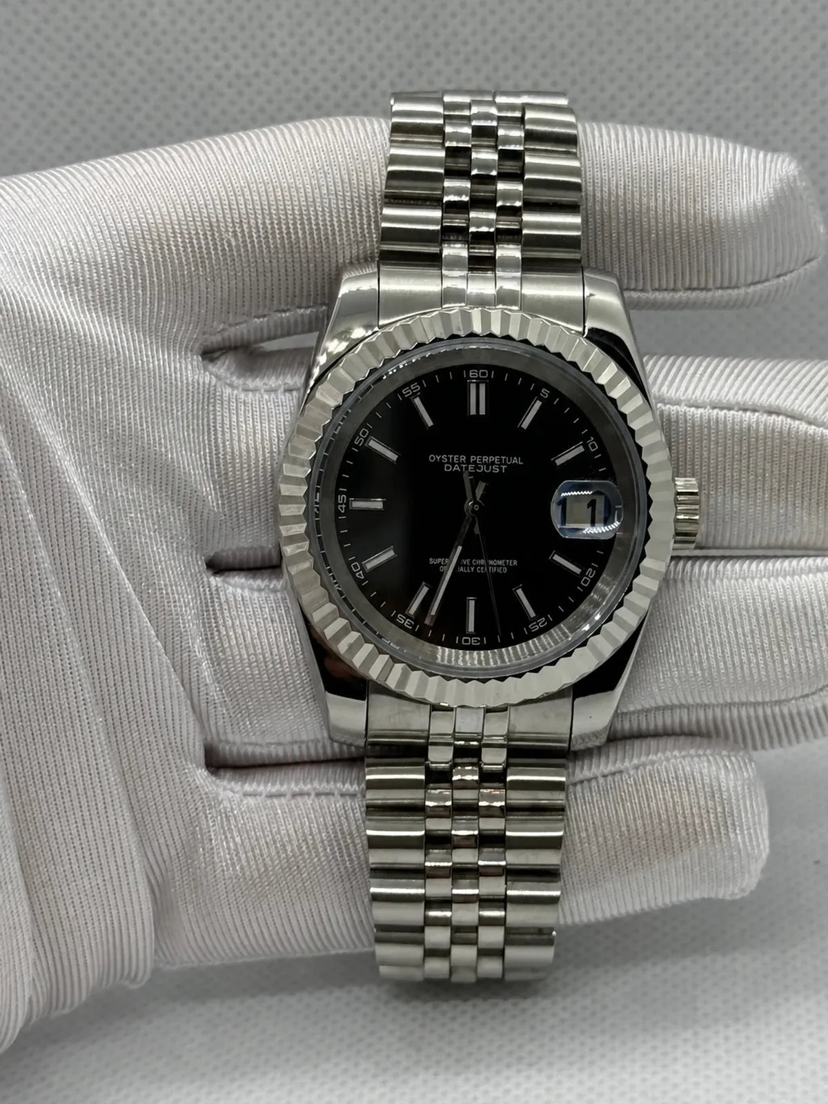 Montre Seiko mod SEIKOJUST black, vue de face — Time2Seiko