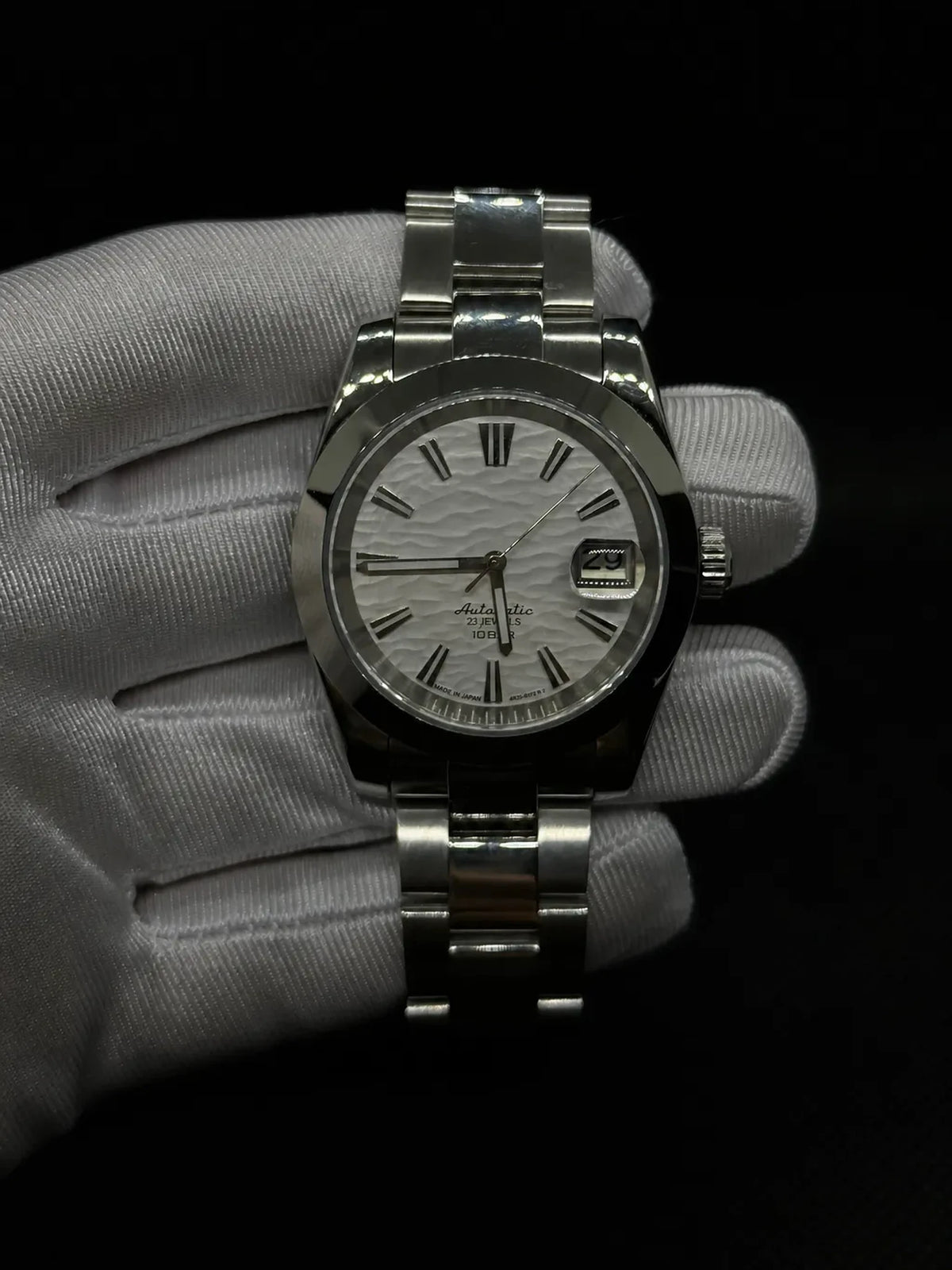 Montre Seiko mod SEIKOJUST glacier white, vue de face — Time2Seiko
