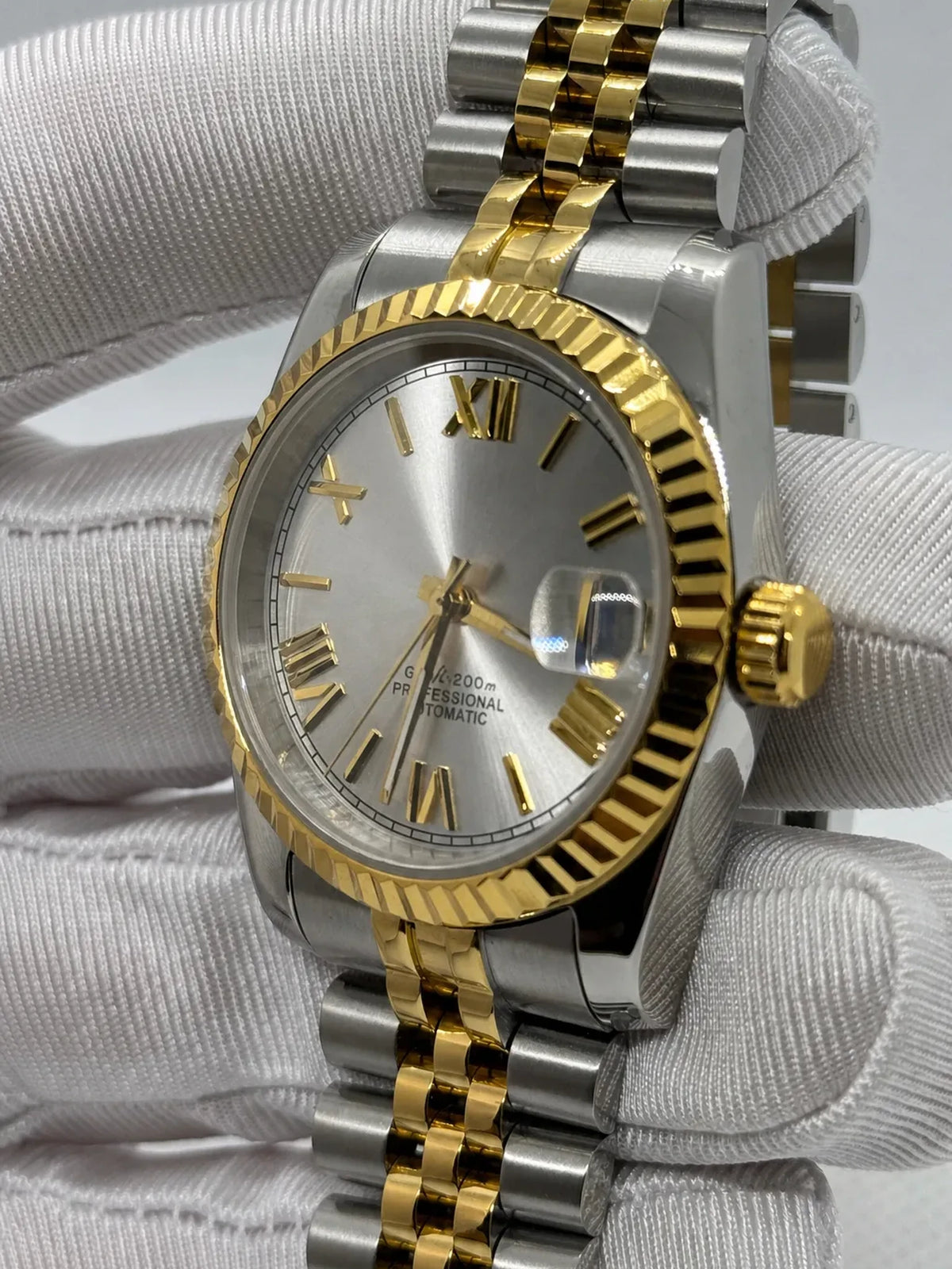 Montre Seiko mod SEIKOJUST grise/dorée, vue 3 — Time2Seiko