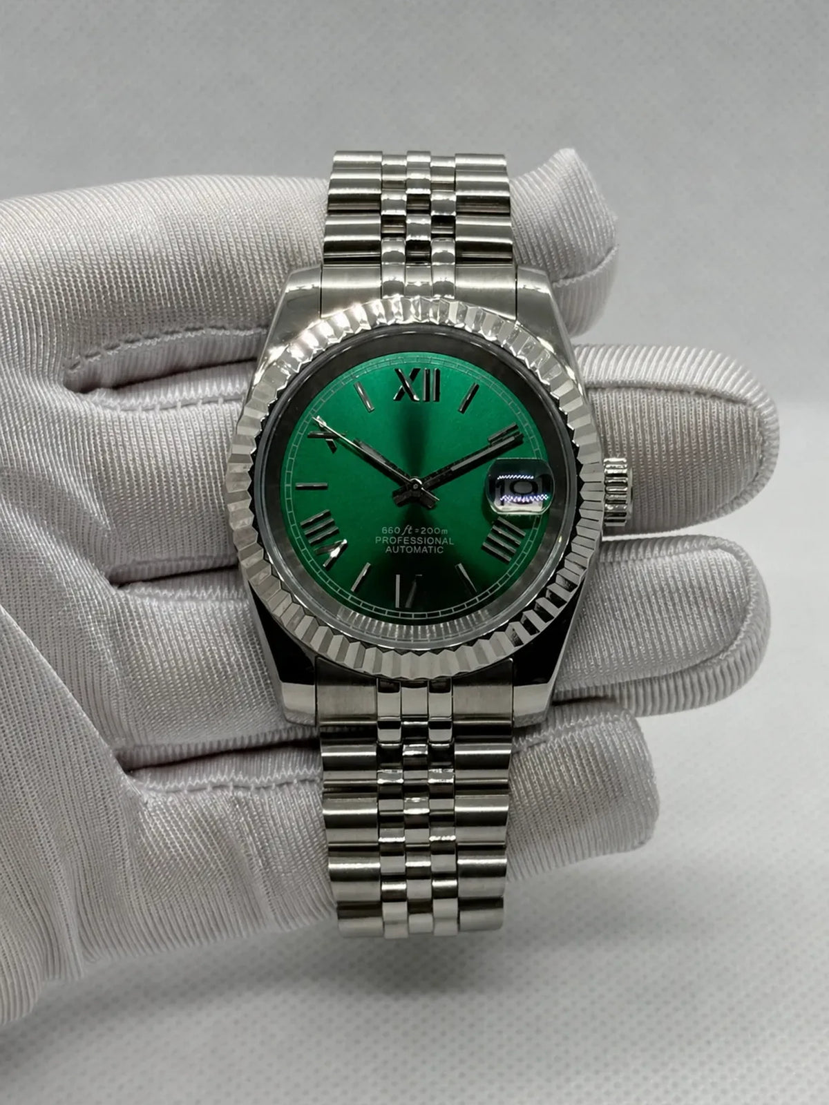 Montre Seiko mod SEIKOJUST Roman verte, vue de face — Time2Seiko