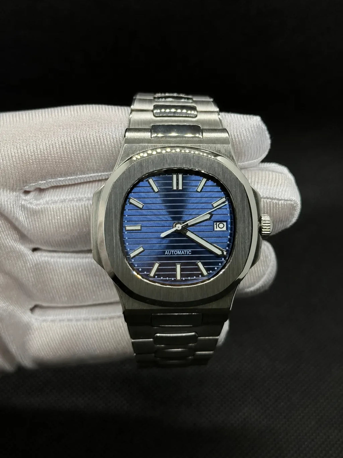 Montre Seiko mod SEIKOLUS bleue, vue de face — Time2Seiko