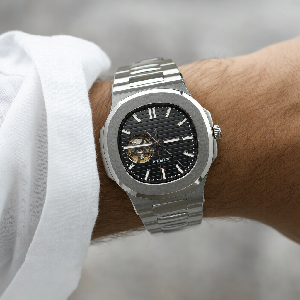 Montre mod SEIKOLUS cœur ouvert noir portée au poignet, bracelet acier intégré