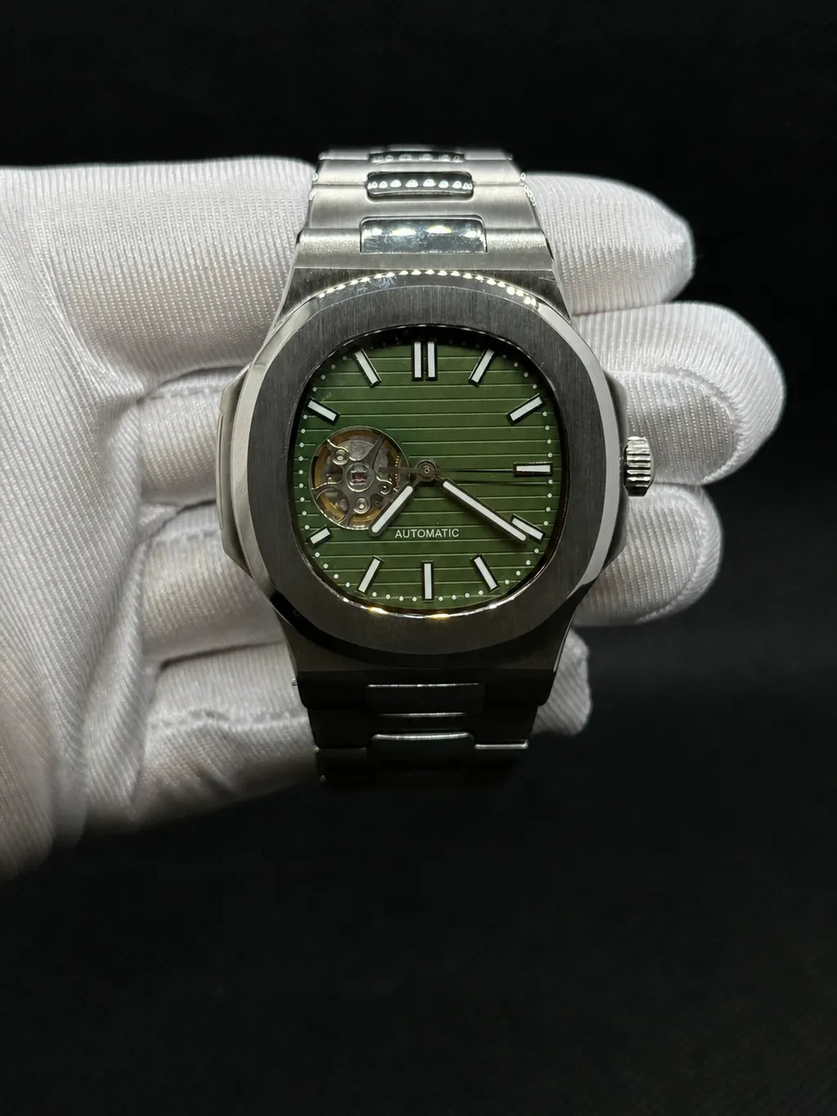 Montre Seiko mod SEIKOLUS coeur ouvert vert militaire, vue de face — Time2Seiko