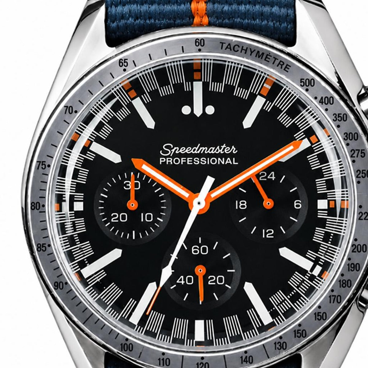 Montre Seiko mod SEIKOSPEED motorsport orange, gros plan sur le cadran — Time2Seiko